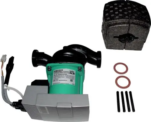 Hocheffizienzpumpe von Wolf, montiert mit einem schwarzen Gehäuse, einem elektrischen Anschluss, zwei Dichtungen und Schrauben.